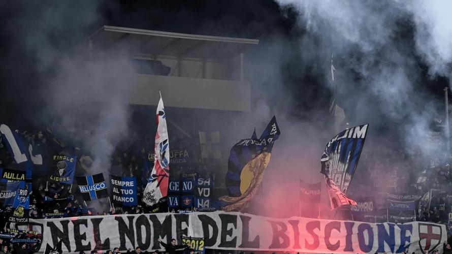 向奥代罗投掷爆竹的人属于球迷俱乐部，在投掷时自己被炸伤