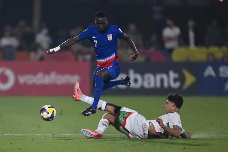 TA独家：拜仁接近签下夏洛特FC的17岁美国边锋贝尔奇马斯