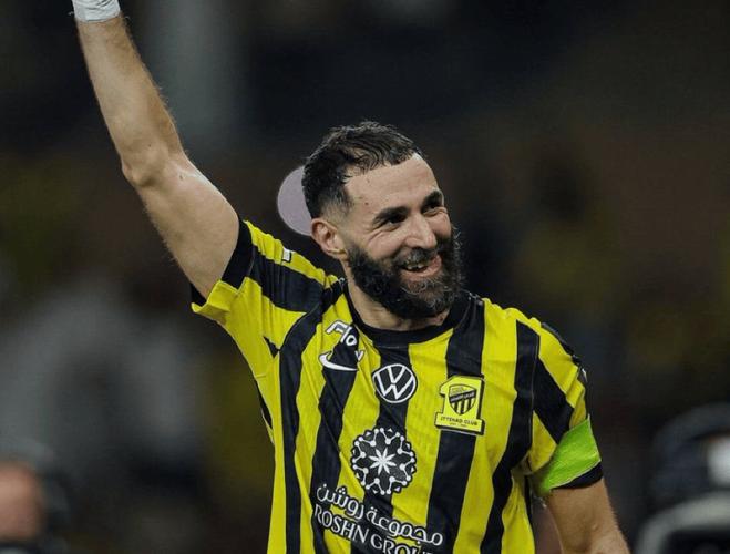 记者：新月想签本泽马，吉达联合要求至少2500万欧转会费