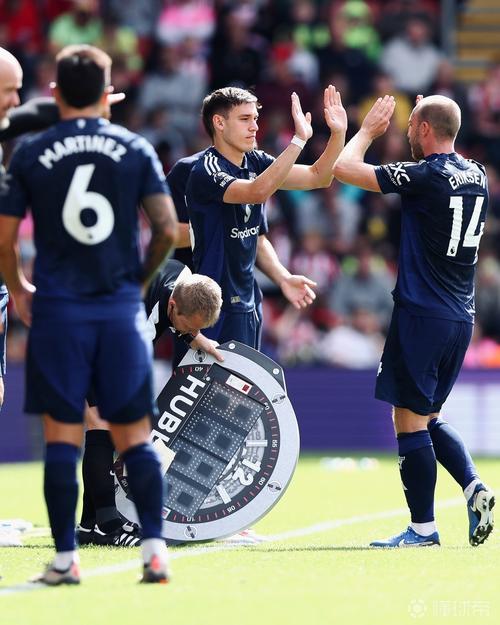 记者：因梅努重回曼联首发阵容，乌加特现在有可能离队